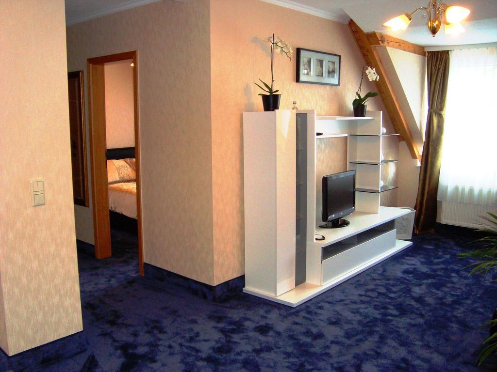 Hotel Zum Goldenen Hirsch Sankt Kilian Buitenkant foto