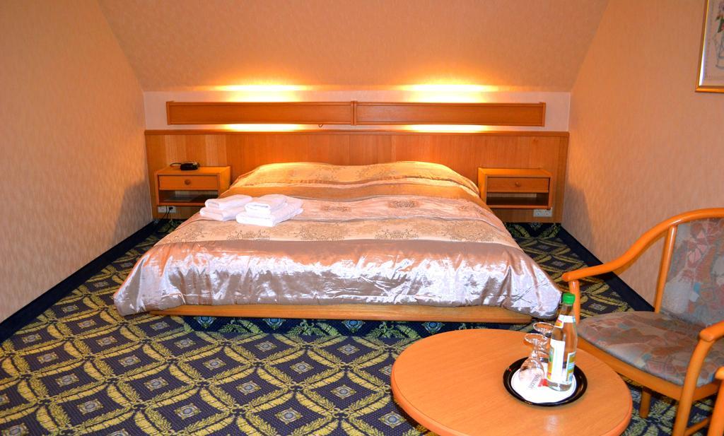 Hotel Zum Goldenen Hirsch Sankt Kilian Buitenkant foto