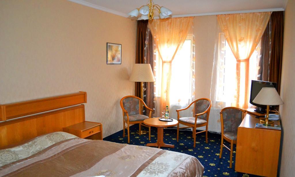 Hotel Zum Goldenen Hirsch Sankt Kilian Buitenkant foto