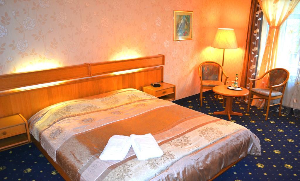 Hotel Zum Goldenen Hirsch Sankt Kilian Buitenkant foto