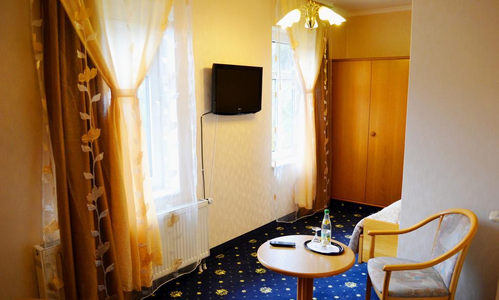 Hotel Zum Goldenen Hirsch Sankt Kilian Buitenkant foto