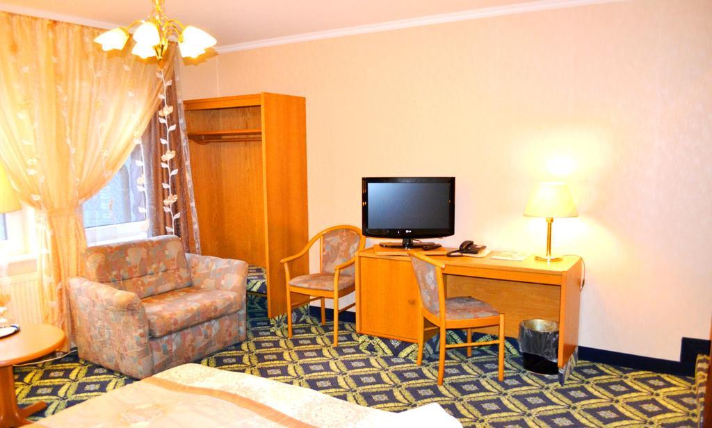 Hotel Zum Goldenen Hirsch Sankt Kilian Kamer foto