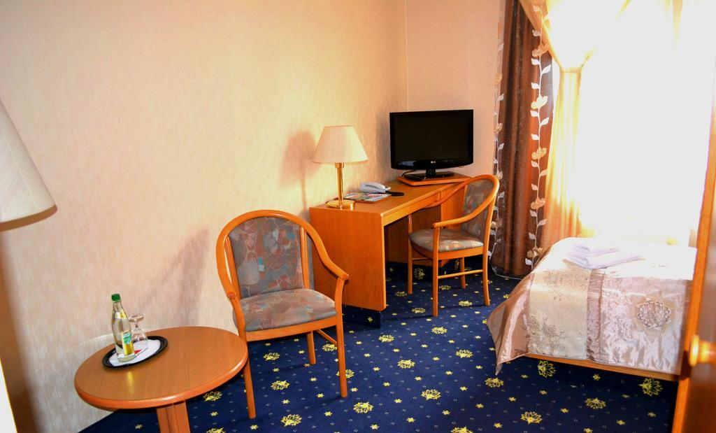 Hotel Zum Goldenen Hirsch Sankt Kilian Kamer foto