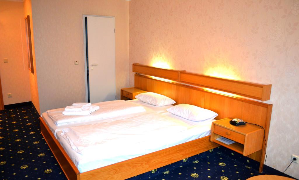 Hotel Zum Goldenen Hirsch Sankt Kilian Kamer foto