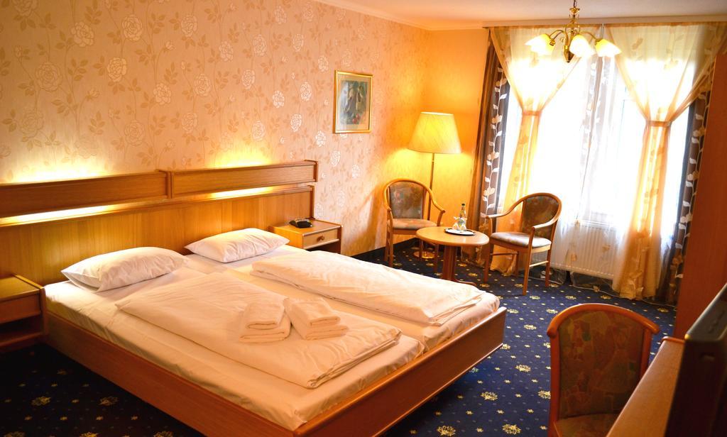 Hotel Zum Goldenen Hirsch Sankt Kilian Buitenkant foto