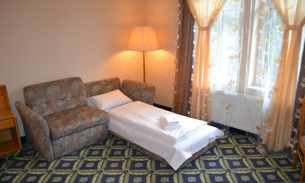 Hotel Zum Goldenen Hirsch Sankt Kilian Kamer foto