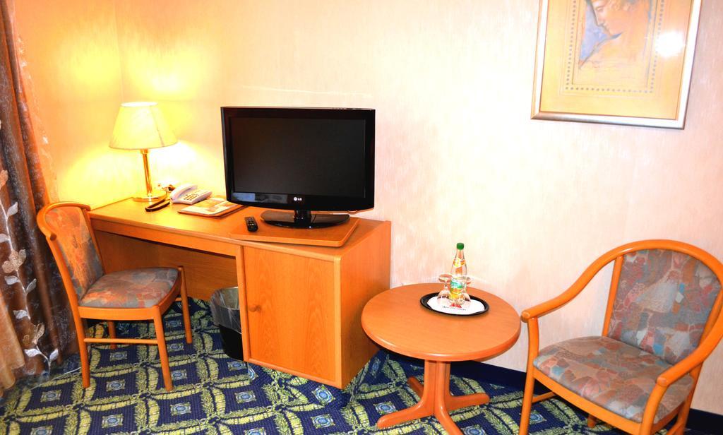 Hotel Zum Goldenen Hirsch Sankt Kilian Kamer foto