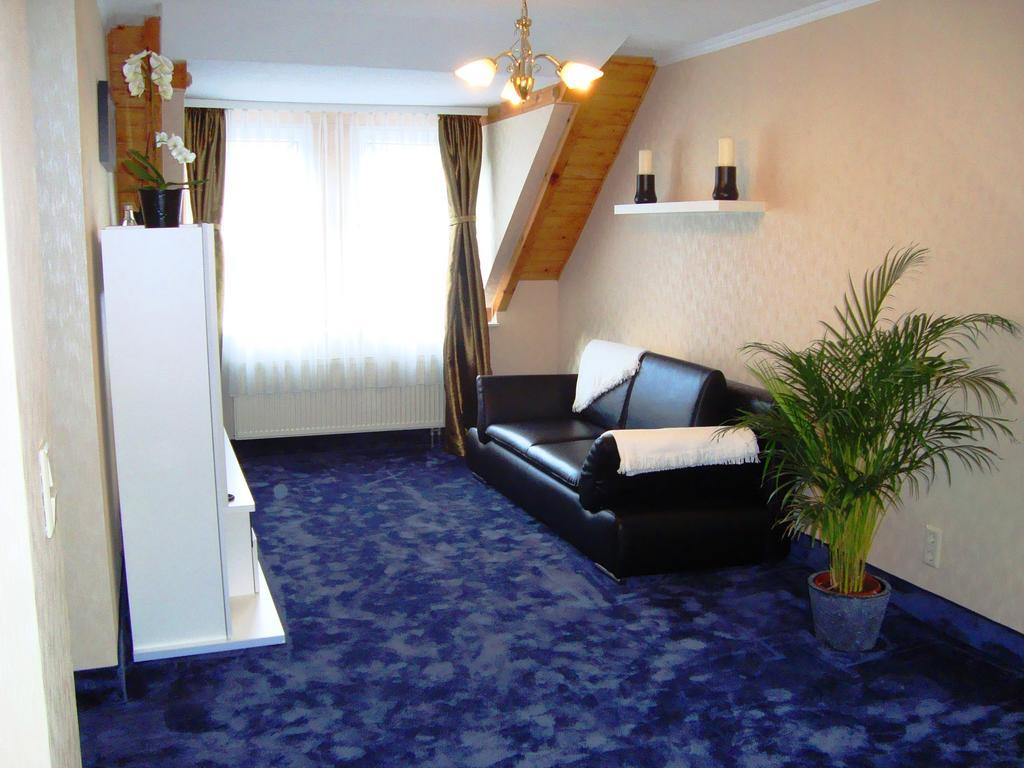 Hotel Zum Goldenen Hirsch Sankt Kilian Kamer foto