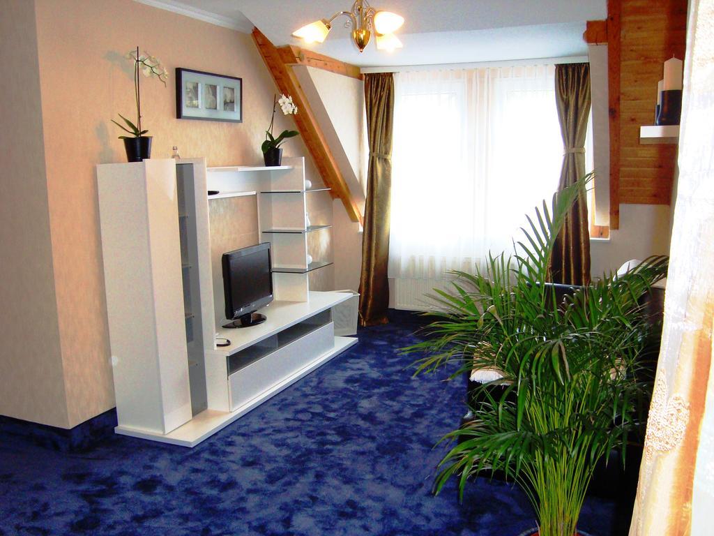 Hotel Zum Goldenen Hirsch Sankt Kilian Kamer foto