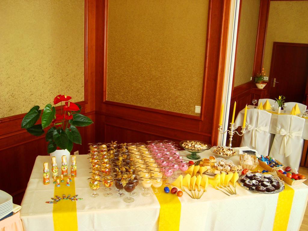 Hotel Zum Goldenen Hirsch Sankt Kilian Buitenkant foto