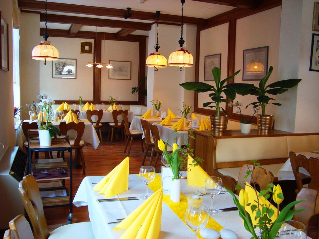 Hotel Zum Goldenen Hirsch Sankt Kilian Buitenkant foto