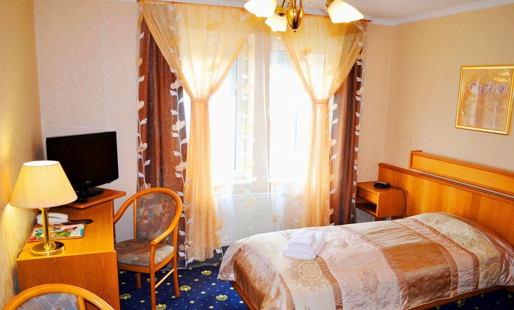 Hotel Zum Goldenen Hirsch Sankt Kilian Buitenkant foto