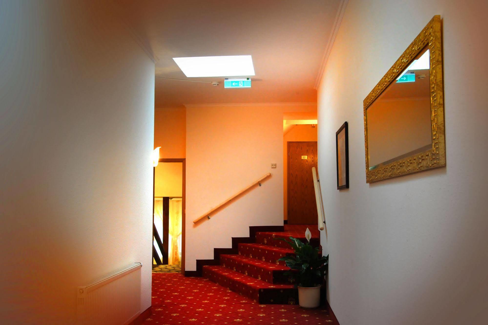 Hotel Zum Goldenen Hirsch Sankt Kilian Buitenkant foto